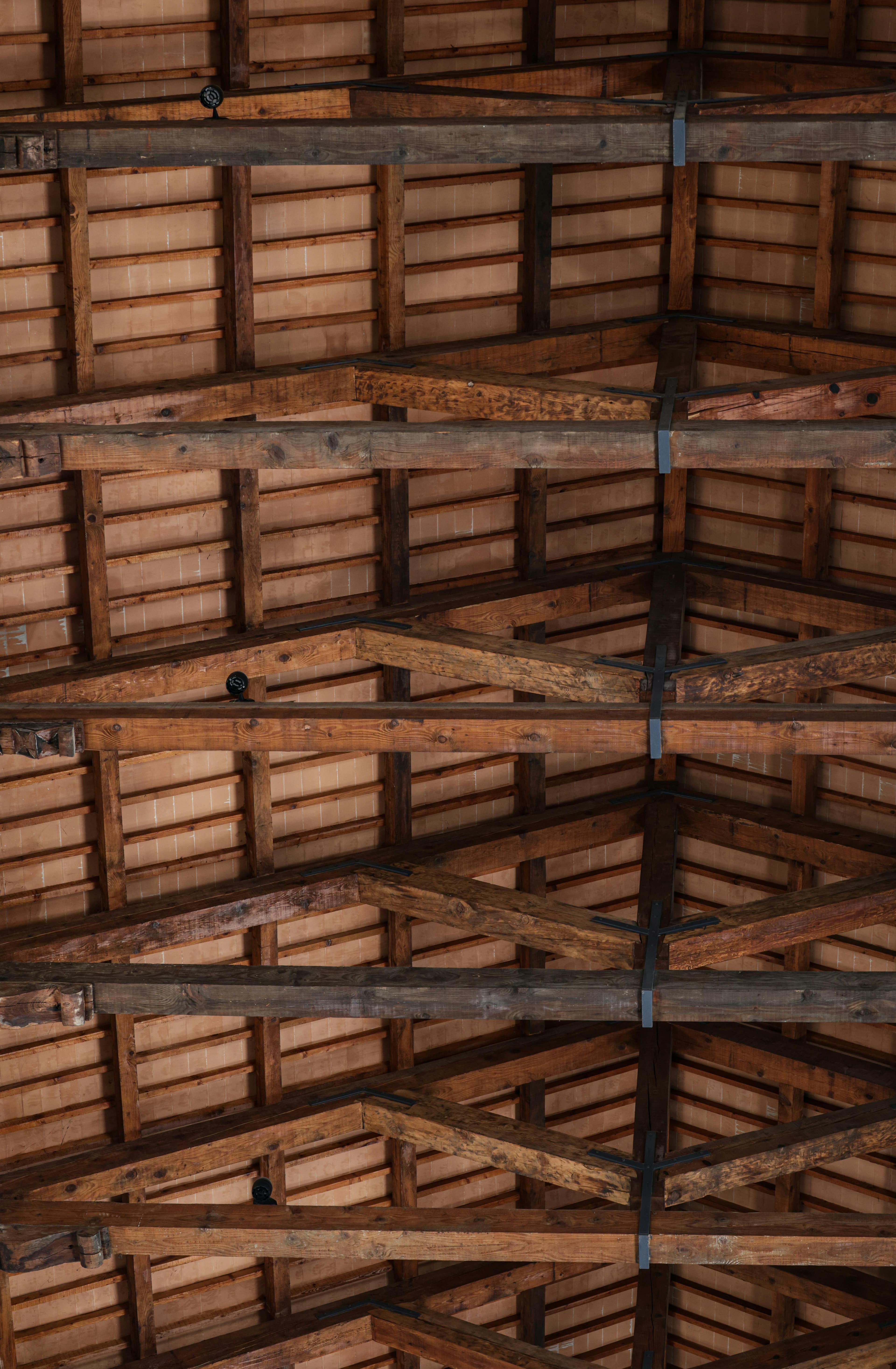 Charpente bois traditionnelle — solives et chevrons apparents, illustration de l'expertise structures bois du Bureau d'Études Rasiga